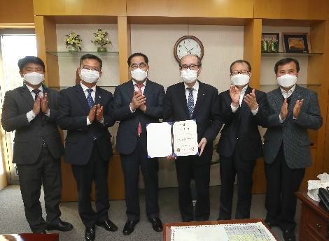 농협중앙회 유찬형 부회장(오른쪽에서 세번째)이 한국법무보호복지공단(이사장 신용도, 왼쪽에서 세번째)의 신임 이사로 선임되어 8일 서울시 중구 농협중앙회 본관에서 위촉장을 전달받고 참석자들과 기념촬영을 하고 있다. 사진=농협중앙회
