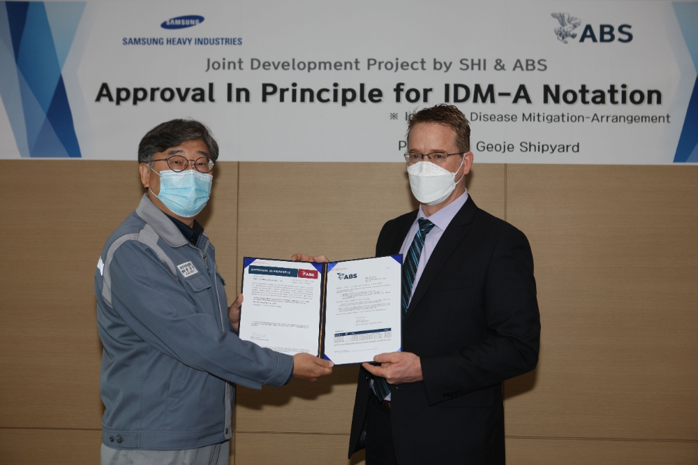 윤종현 삼성중공업 조선시추설계담당과 가렛 버튼 ABS 기술 사장이 전염병 확산 완화 설계에 대한 기본인증을 기념해 사진을 찍고 있는 모습.(사진=삼성중공업)