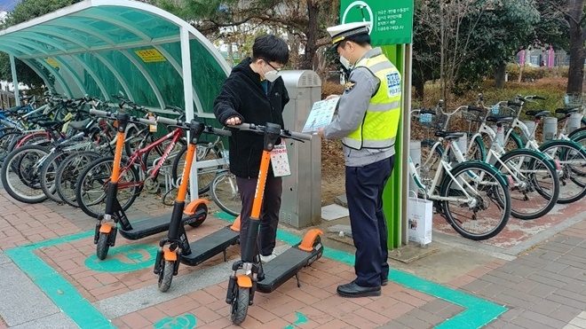 10일 전동킥보드 사용자를 대상으로 교통안전 홍보 활동을 하고 있다.(사진제공=창원서부경찰서)