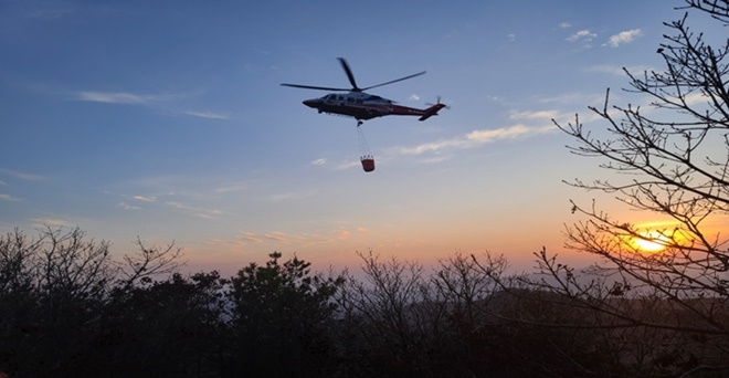 헬기가 투입돼 진화작업을 하고 있다.(사진제공=부산시)