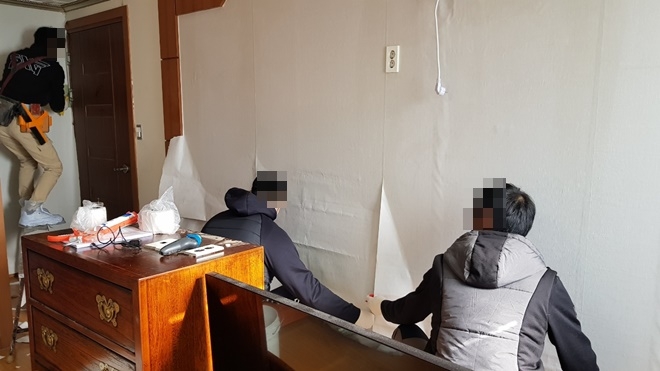 사회봉사명령대상자들이 주거환경 개선작업을 하고 있다.(사진제공=대구서부준법지원센터)