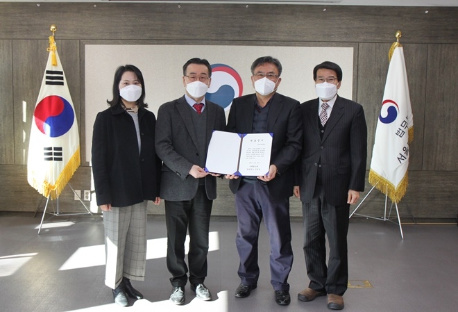 서래빛교회가 원호증서를 서울보호관찰소에 전달하고 기념촬영.(사진제공=서울준법지원센터)