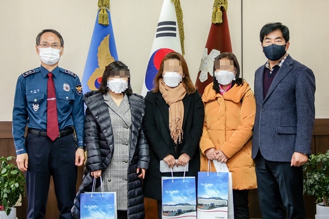 12월 21일 연말연시를 맞아 탈북민 가정에 위문금을 전달하고 기념촬영.(사진제공=경남경찰청)
