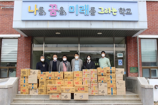 (주)디와이솔루션 유재호 대표가 대전소년원에 과자 50박스를 기증하고 기념촬영.(사진제공=대전소년원)