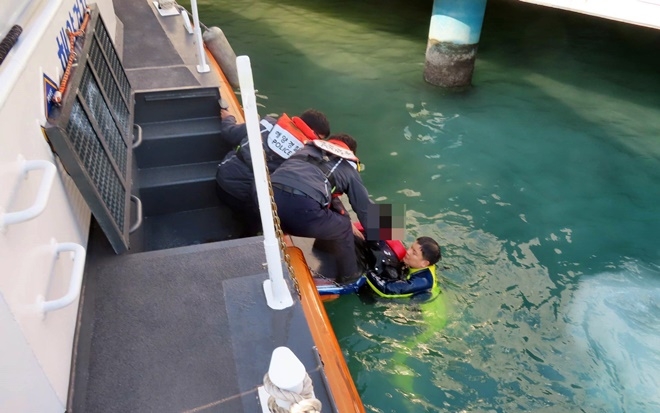 해경이 22일 영도대교 인근해상 익수자를 구조하고 있다.(사진제공=부산해양경찰서)