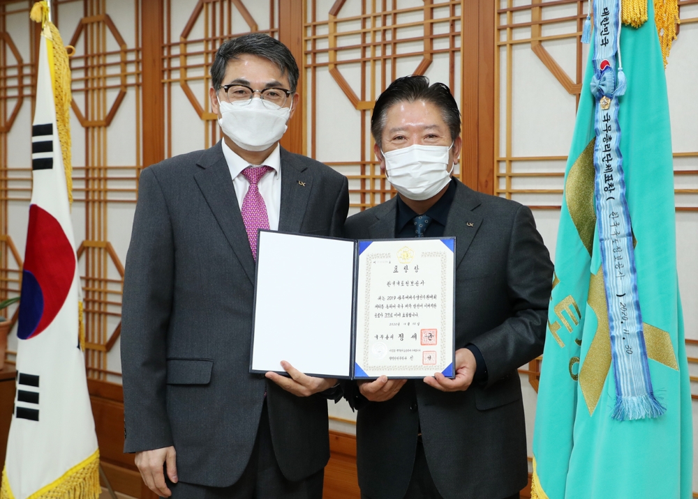 LX 김정렬 사장(왼쪽)과 이권 광주전남지역 본부장이 국무총리 표창장들 들고 기념촬영을 하고 있다(사진=.LX)