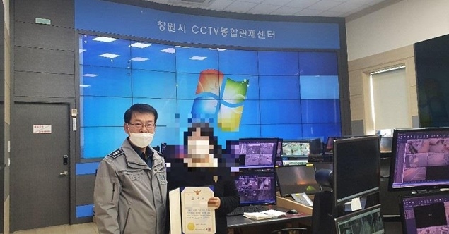 차량털이범 검거에 기여한 CCTV통합관제센터 요원에게 표창장을 수여하고 기념촬영.(사진제공=창원서부경찰서)