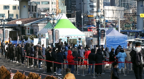 25일 서울 중구 서울역 광장 신종 코로나바이러스 감염증(코로나19) 임시 선별검사소에서 시민들이 검사를 기다리고 있다. 사진=연합뉴스