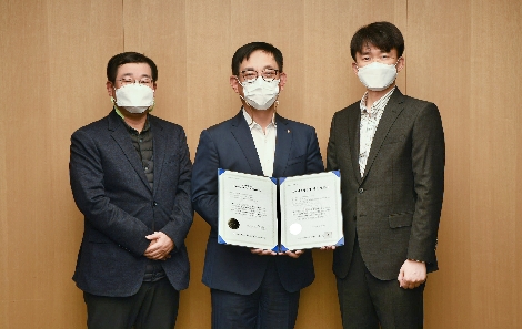 한화투자증권 권희백 대표이사(가운데)와 김진희 CCO(오른쪽), 소비자보호팀 박세영 팀장(왼쪽)이 기념촬영을 하고 있다. 사진=한화투자증권