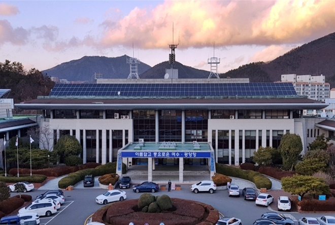 청사 옥상에 설치된 태양광 발전시설. (사진제공=여수지방해양수산청)