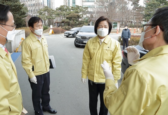 추미애 법무부 장관이 31일 인천구치소에서 교정본부 교정정책단장, 서울지방교정청장, 인천구치소장 등과 코로나19 확산 방지 대책을 논의하고 있다.(사진제공=법무부)