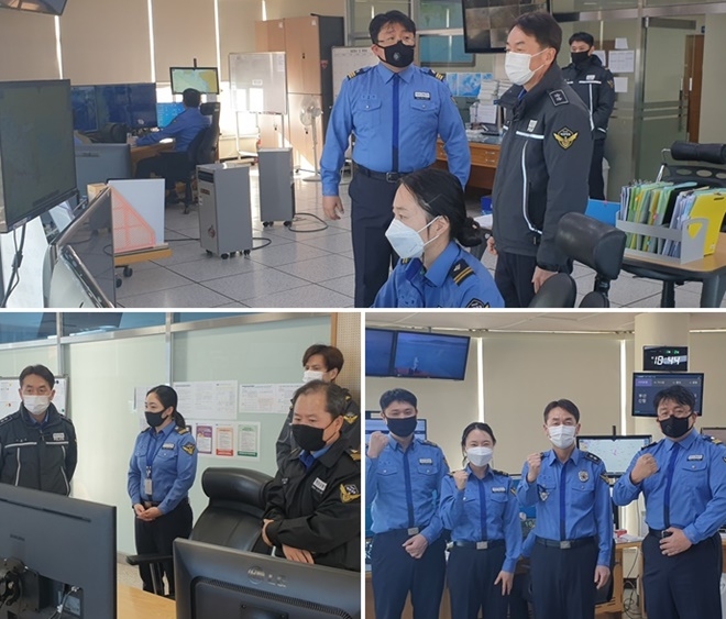 서승진 남해해경청장(사진위 오른쪽)이 해상교통관제현황을 점검하고 직원들을 격려하고 있다.(사진제공=남해지방해양경찰청)