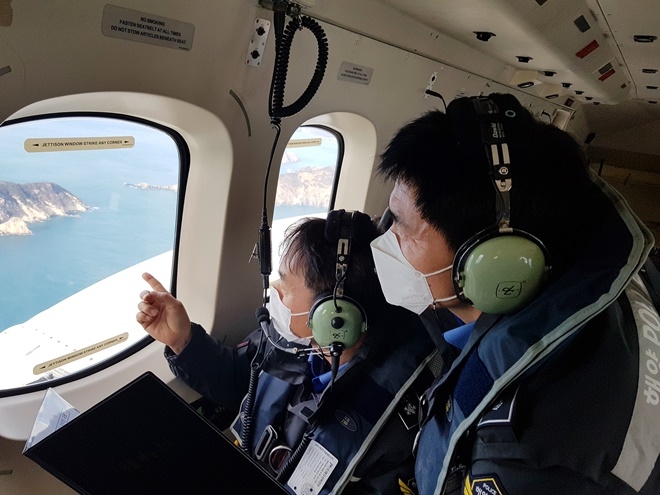 서승진 남해해경청장(왼쪽 첫번째)이 관할해역 항공 순찰을 통해 해상치안 상황을 점검하고 있다.(사진제공=남해해경청)