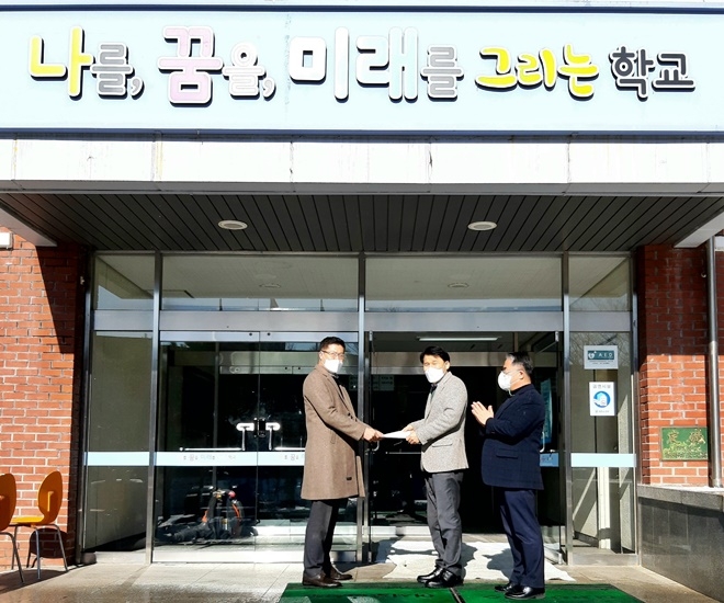 김현준 대표(왼쪽)가 윤일중 원장에게 원호금 등을 지원하고 기념촬영.(사진제공=대전소년원)