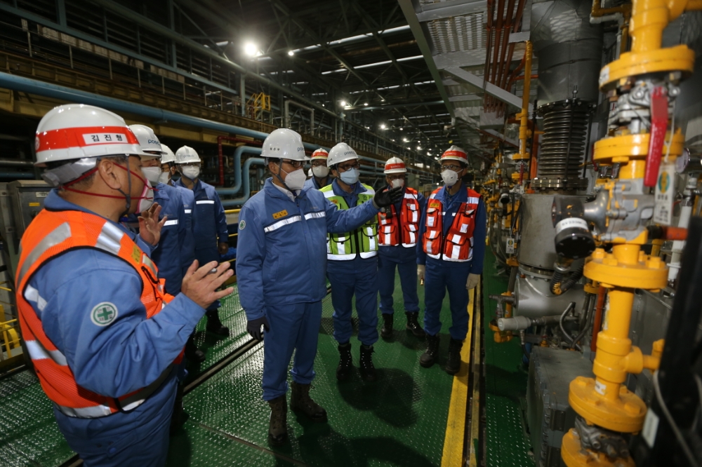 포스코 최정우 회장이 새해 첫 행보로 제철소 현장을 찾아 설비를 둘러보며 안전을 강조했다.(사진=포스코)