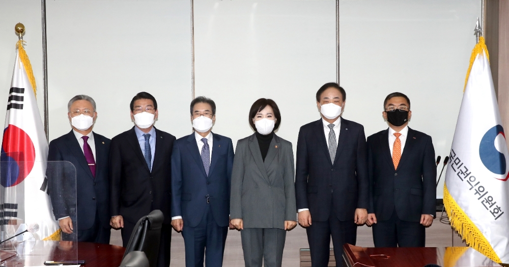 임준택 수협중앙회장이 정부서울청사에서 관계기관들과 함께 설 명절 농축수산물 선물 상한액을 한시적으로 20만원까지 상향해줄 것을 전현희 국민권익위원장에게 공동 건의했다. (사진=수협중앙회)