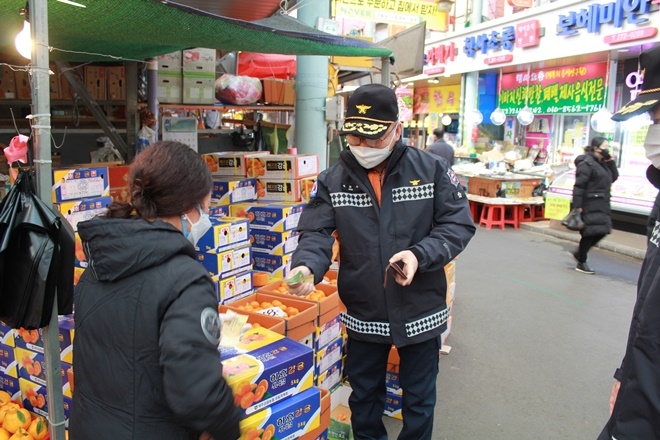 엄준욱 울산소방본부장이 필요한 생필품을 구매하고 있다.(사진제공=울산소방본부)