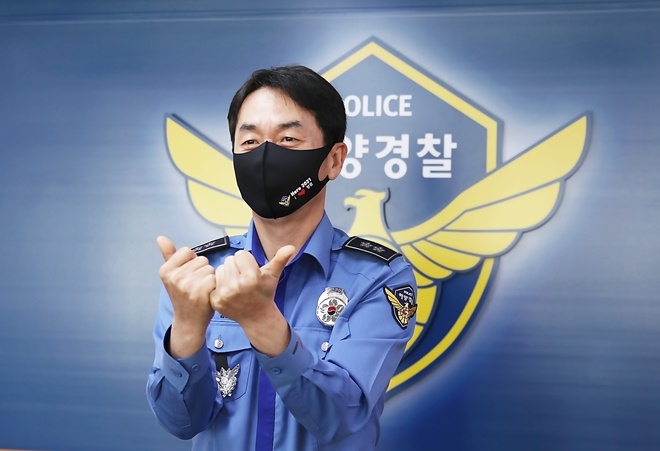 서승진 남해해경청장이 청렴문화운동에 동참하고 있다. (사진제공=남해해경청)