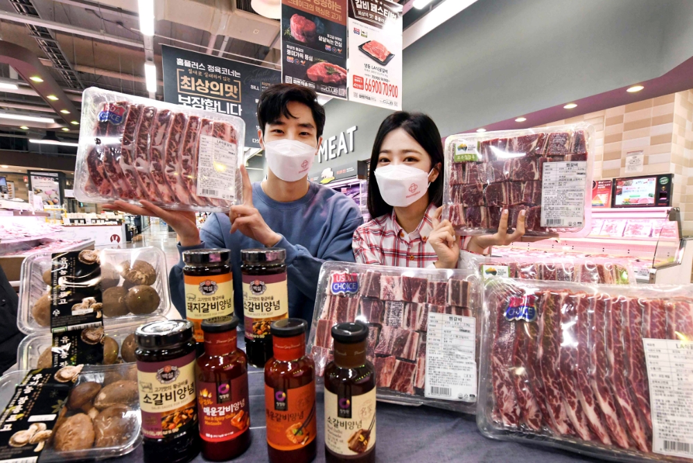 홈플러스는 오는 21일부터 마이홈플러스 멤버십 회원을 대상으로 ‘최상의 맛 갈비 페스티벌’ 프로모션을 진행한다고 20일 밝혔다. 행사 기간 동안 LA식 꽃갈비는 마이홈플러스 멤버십 회원을 대상으로 4000원 할인 혜택을제공해 ‘미국산 냉동 LA식 꽃갈비’(2.3kg, 정상가 7만900원)를 6만6900원에, ‘호주산 냉동 LA식 꽃갈비’(2.3kg, 정상가 7만4900원)는 7만900원에 각각 판매한다. 찜갈비는 마이홈플러스 회원에게 1만원을 할인해 ‘미국산 냉동 찜갈비’(2.3kg, 정상가 5만9900원)를 4만9900원, ‘호주산 냉동 찜갈비’(2.3kg, 정상가 6만1900원)는 5만1900원에 제공한다.