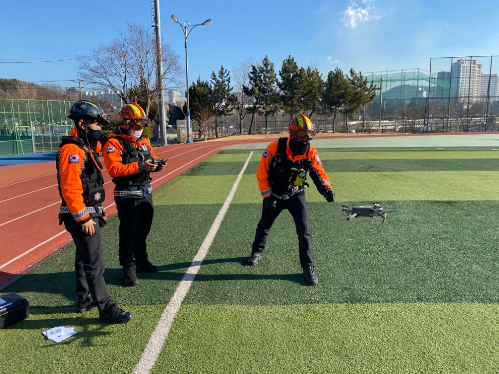 소방대원들이 21일 온산체육공원에서 드론 운용능력 훈련을 하고 있다. (사진제공=온산소방서)