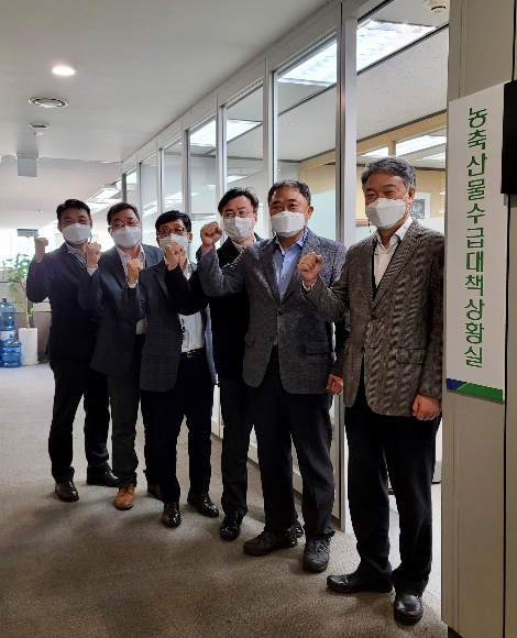 20일 농협중앙회 본관에서 하명곤 판매유통본부장(오른쪽)을 비롯한 임직원들이 파이팅을 외치고 있다. 사진=농협중앙회