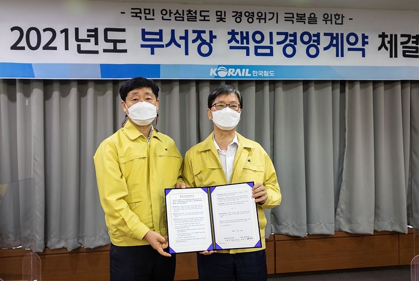 정왕국 부사장(왼쪽)이 기념촬영을 하고 있다.(사진=코레일)