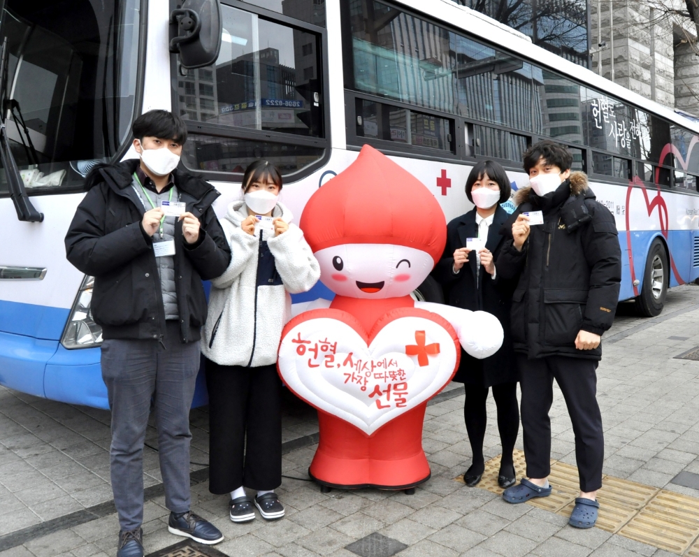 서울부민병원 임직원이 자발적 헌혈에 동참하고 기념촬영.(사진제공=서울부민병원)