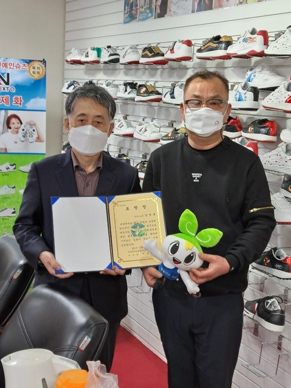 박용하 부산지부 협의회 사무국장이 1월 22일 강정훈 넥스트큐 대표(사진우측)에게 부산지부장 표창장을 대신 전달하고 기념촬영.(사진제공=한국법무보호복지공단부산지부)