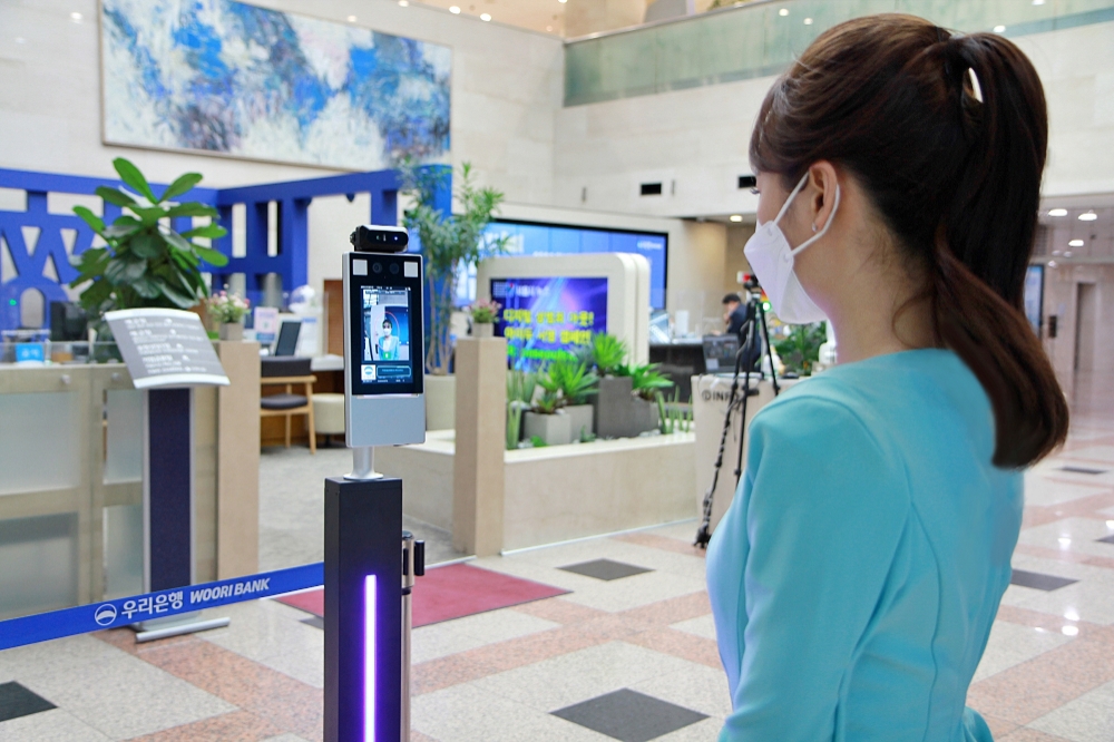 우리은행 ‘안면인식 발열체크기’ 도입
