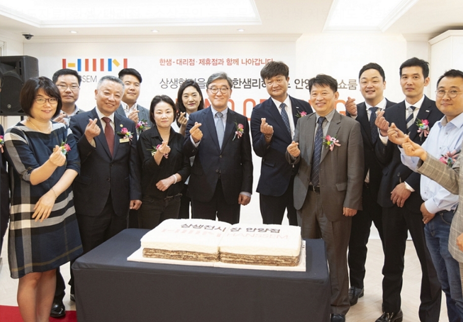 2019년(사회적 거리두기 전) 한샘리하우스 상생형 대형매장 오픈식에서 한샘 대리점 대표들과 한샘 이영식 부회장 (왼쪽에서 일곱번째), 안흥국 사장 (왼쪽에서 아홉번째)이 상생을 다짐하며 포즈를 취하고 있다. (사진=한샘)