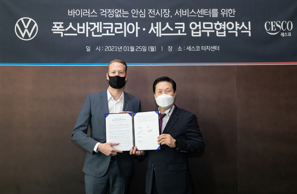 (좌)AVK 폭스바겐 부문 슈테판 크랍 사장, (우)세스코 서비스 디자인본부 성기재 전무.(사진=폭스바겐 코리아)