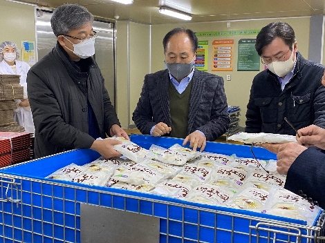 농협경제지주 장철훈 농업경제대표이사(왼쪽)가 26일 정남농협 화성웰빙떡클러스터사업단을 방문해 떡국용 떡 선물세트를 살펴보고 있다. 사진=농협경제지주