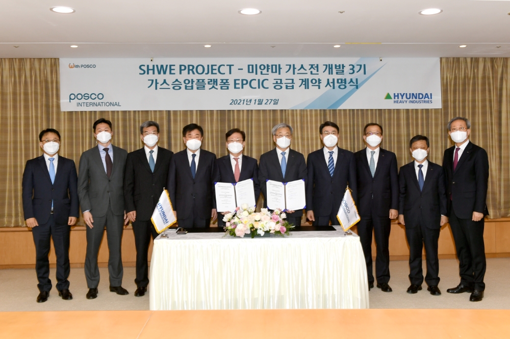 한국조선해양이 27일 서울 포스코센터에서 포스코인터내셔널과 총 5,000억원 규모의 미얀마 쉐 공사에 대한 본계약을 체결. (사진 왼쪽 두번째부터 정기선 현대중공업 그룹선박해양영업본부 대표, 가삼현 한국조선해양 사장, 권오갑 현대중공업지주 회장, 박승용 현대중공업 그룹선박해양영업 본부장, 이흥범 포스코인터내셔널 에너지본부장, 최정우 포스코 회장, 주시보 포스코인터내셔널 사장)