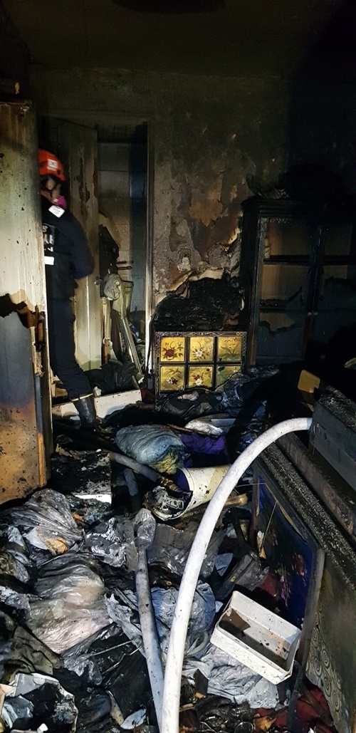 아파트 실내가 전소.(사진제공=부산소방재난본부)