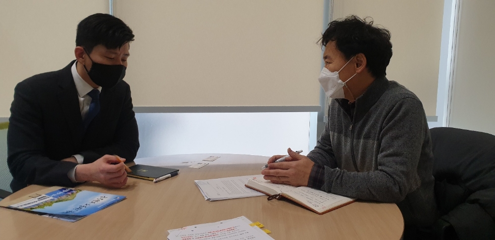 시군구연맹이 28일 행정안전부 자치분권제도과와 지방자치법 개정안에 대해 면담을 하고 있다. (사진제공=시군구연맹)