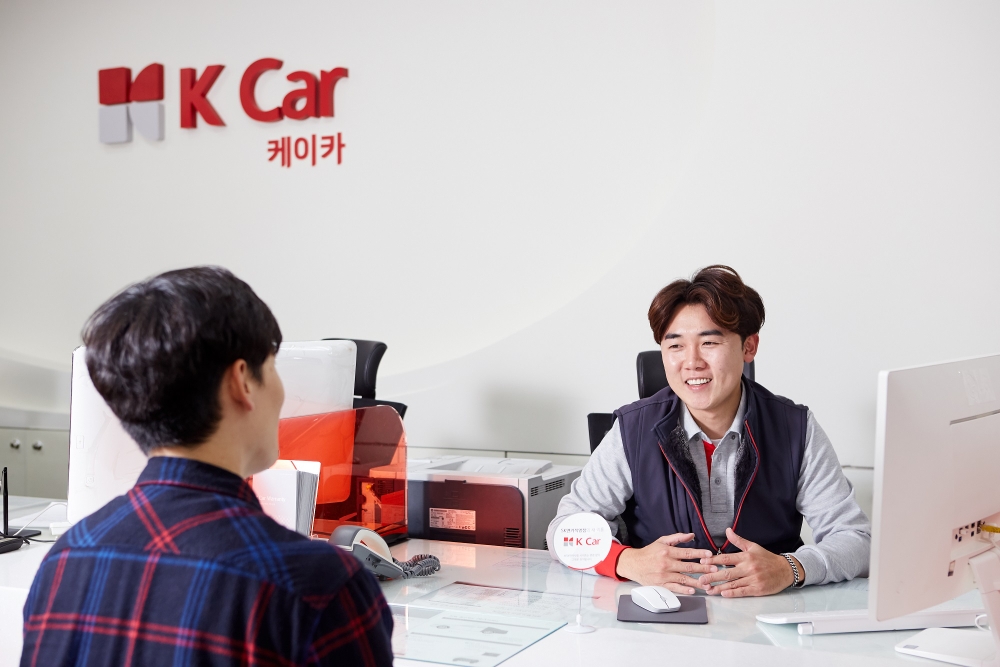 차량평가사가 고객과 차량 상담을 진행하고 있다.(사진=케이카)