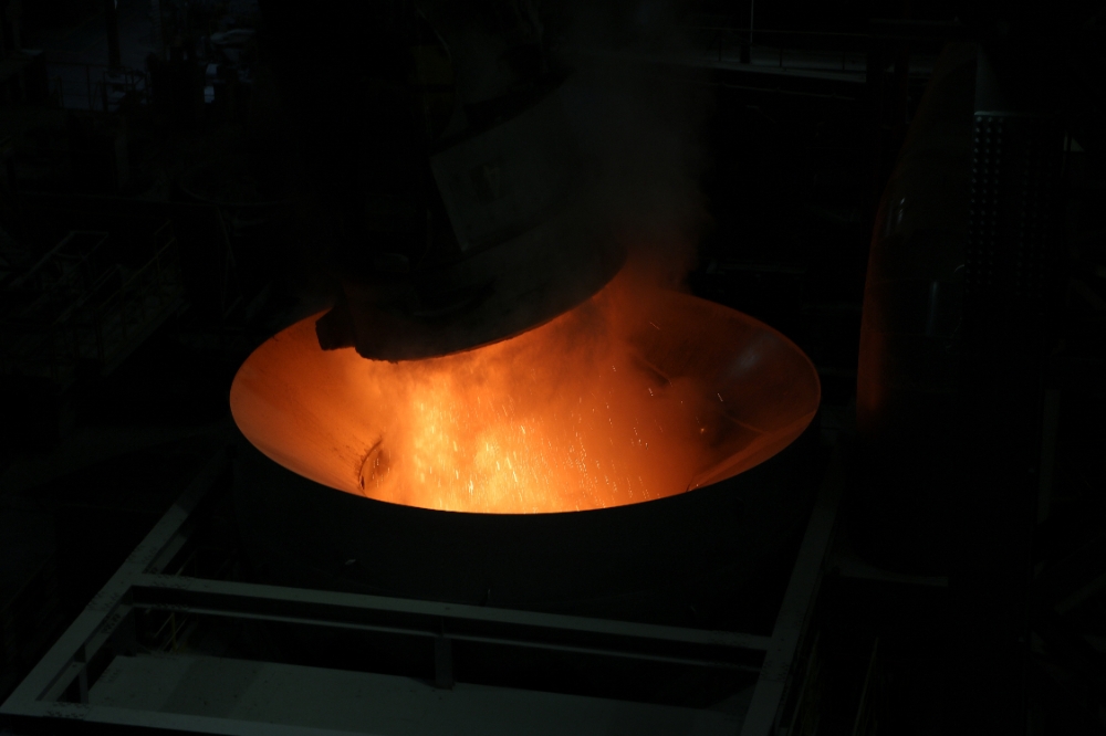 신형 집진기가 설치된 슬래그 포트에 슬래그를 따라내는 모습.(사진=포스코)