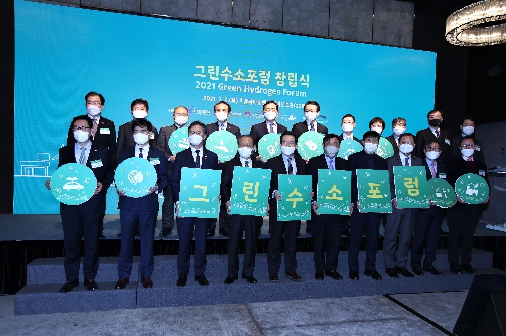 정세균 국무총리(앞줄 왼쪽 다섯번째)가 2일 오후 서울 중구 더플라자 호텔에서 열린 '그린수소포럼' 창립식에서 참석자들과 기념촬영을 하고 있다. 앞줄 왼쪽부터김한정 더불어민주당 국회의원, 공영운 현대자동차 사장, 박진규 산업통상자원부 차관, 최열환경재단 이사장, 정세균국무총리, 이희범 경북문화재단 대표이사, 이학영 국회 산자중기위원회 위원장, 김종갑한국전력공사 대표이사 사장, 문재도 H2KOREA 회장, 이명수 국민의힘 국회의원, (사진=한국가스공사)