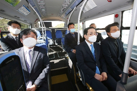업무협약 체결 후 지난해 LG유플러스와 창원시가 함께 선보였던 ‘스마트 수소버스’에서 LG유플러스 최택진 기업부문장 부사장(앞줄 왼쪽에서 첫번째), 창원시 허성무 시장(앞줄 왼쪽에서 두번째) 등 협약식 참석자들이 차세대 지능형교통시스템의 콘텐츠 시연을 보고 있다. 사진=LG유플러스