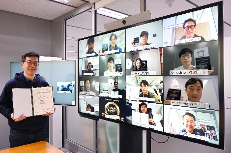 LG전자는 최근 AI(인공지능), 빅데이터, 코딩, 보안, 아키텍트(Architect) 분야 소프트웨어 전문가 51명을 선발했다. 1일 온라인으로 진행한 소프트웨어 전문가 인증식에는 CTO(최고기술책임자, 왼쪽) 박일평 사장과 인증을 받은 직원들이 참석했다. 사진=LG전자