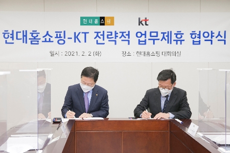 KT Enterprise부문장 신수정 부사장(왼쪽)과 현대홈쇼핑 임대규 사장(오른쪽)이 2일 서울 강동구 천호동 현대홈쇼핑에서 ‘AI 기반의 고객경험 디지털 혁신을 위한 업무협약‘을 체결하고 있다. 사진=KT