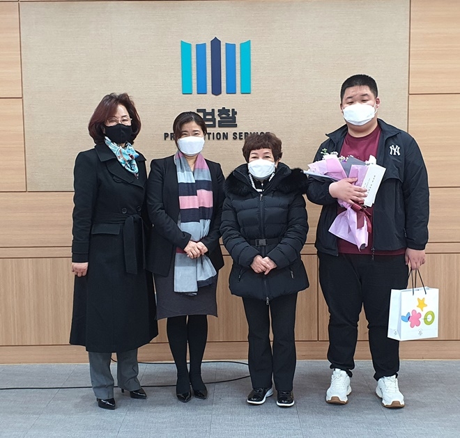 (사진 왼쪽부터) 권철순회장, 김남순 지청장, 황건 모, 황건 군이 지청장 초청 격려 자리에서 기념촬영.(사진제공=법사랑위원 경주지역연합회)