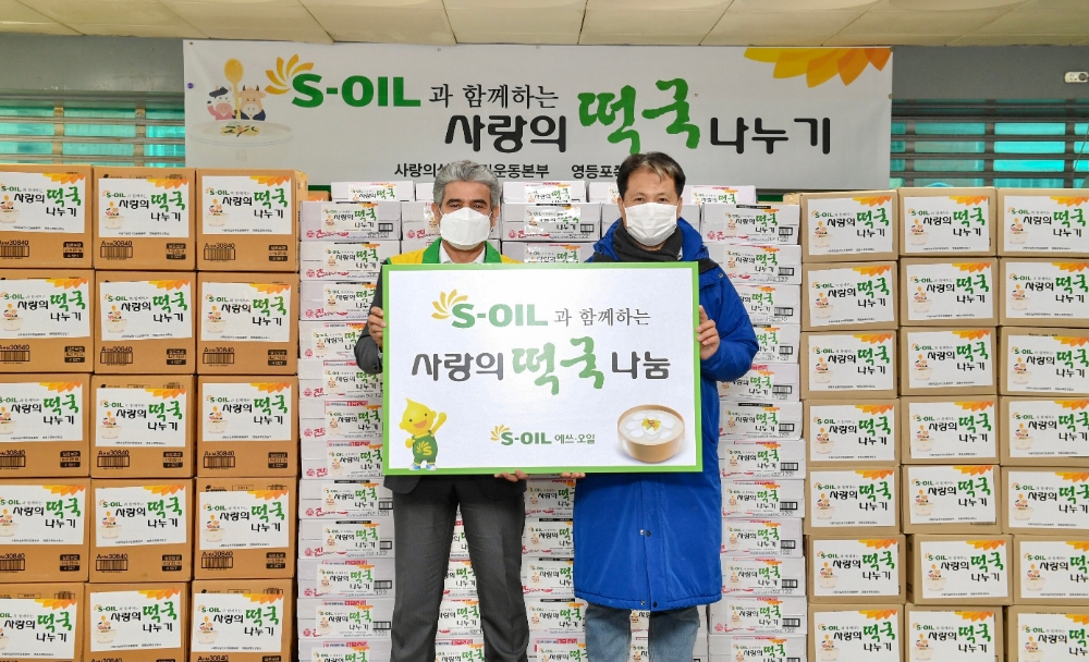 전달식에서 후세인 알 카타니 대표(좌)가 기념촬영을 하고 있다.