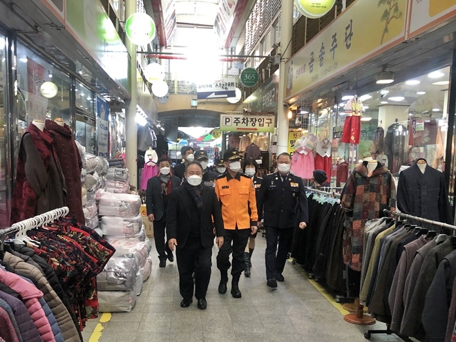 김조일 경남소방본부장(가운데)이 진주 중앙시장을 현장지도 방문에 나사고 있다.(사진제공=진주소방서)