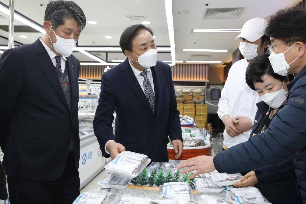 임준택 수협중앙회장(사진 좌측에서 두번째)이 3일(수) 수산물 전문매장(서울시 동작구)을 방문해 수산물을 살펴보고 있다.(사진=수협중앙회)