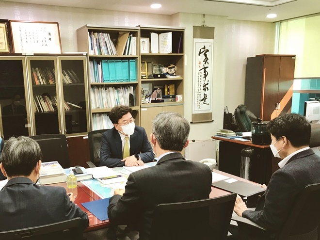 서범수 의원이 김희겸 재난안전관리본부장과 재난안전관련 법안에 대해 협의하고 있다. (사진제공=서범수의원실)