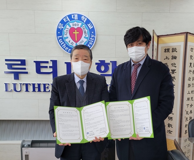 굿네이버스 경기동남지부는 5일 루터대학교와 자원봉사단 조직으로 지역사회복지 증진 기여를 목적으로 하는 MOU를 체결하고 기념촬영.(사진제공=굿네이버스 경기동남지부)