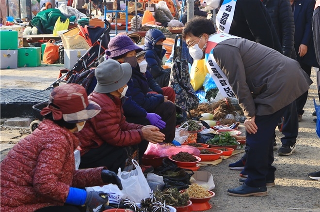 서범수 의원이 전통시장 상인들의 어려움을 청취하고 있다.(사진제공=서범수의원실)