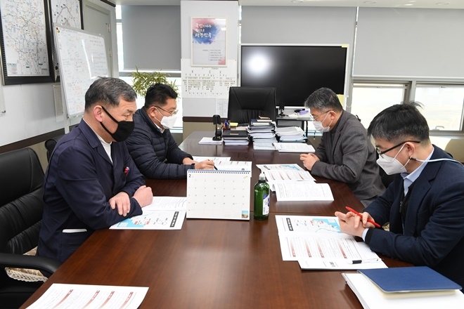 8일 기장군수는 국토부 대도시권광역교통위원회를 방문해 최기주 국토부 대도시권광역교통위원회 위원장과 국토부 관계자를 만나, 도시철도 기장선·정관선 유치를 위해 부산~양산~울산 광역철도 노선을 대도시권광역교통기본 및 시행계획에 우선 반영해 줄 것을 강력히 요청하고 있다.(사진제공=부산 기장군)