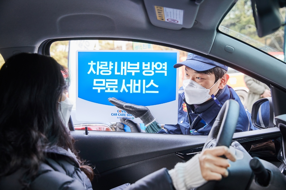 주유소내 방역직원이 안내하는 모습.(사진=현대오일뱅크)